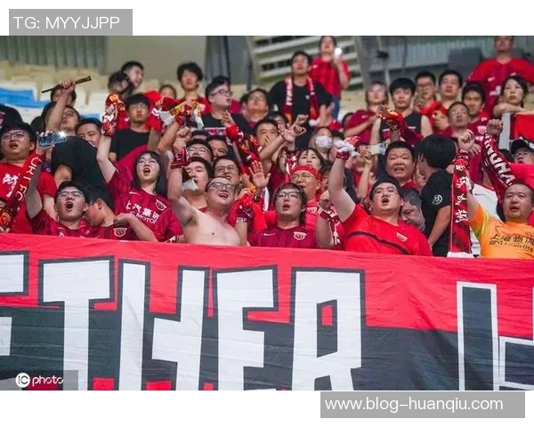 记者展示海港新赛季球衣清新红色造型引发球迷热议